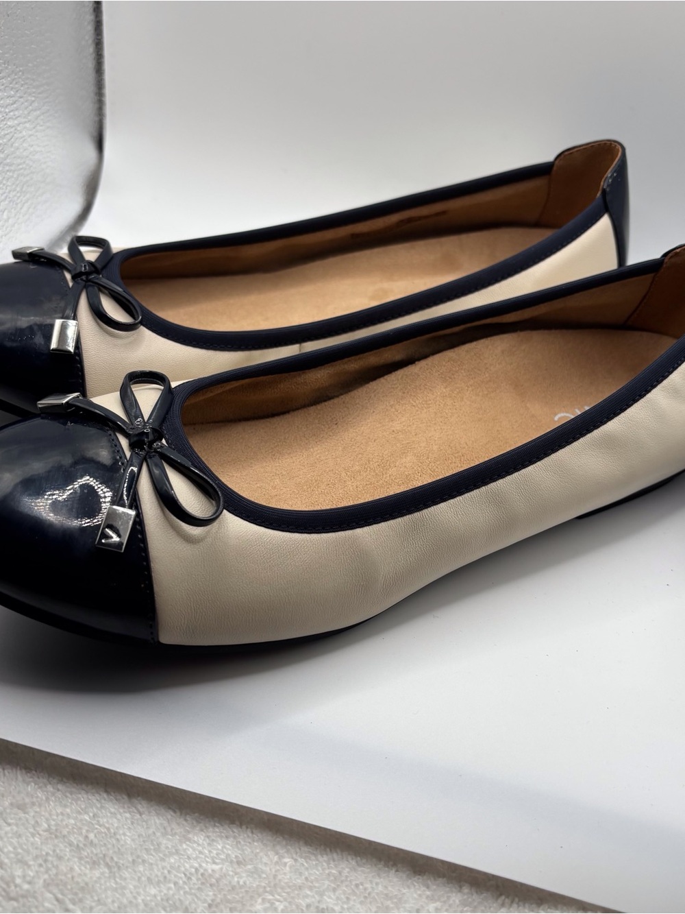 Vionic Navy and Ivory Two-Tone Ballet Flats SZ 10 M, Minna Women’s Supportive